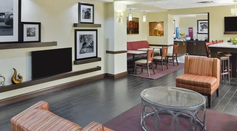 Hampton Inn Hinesville Bagian luar foto